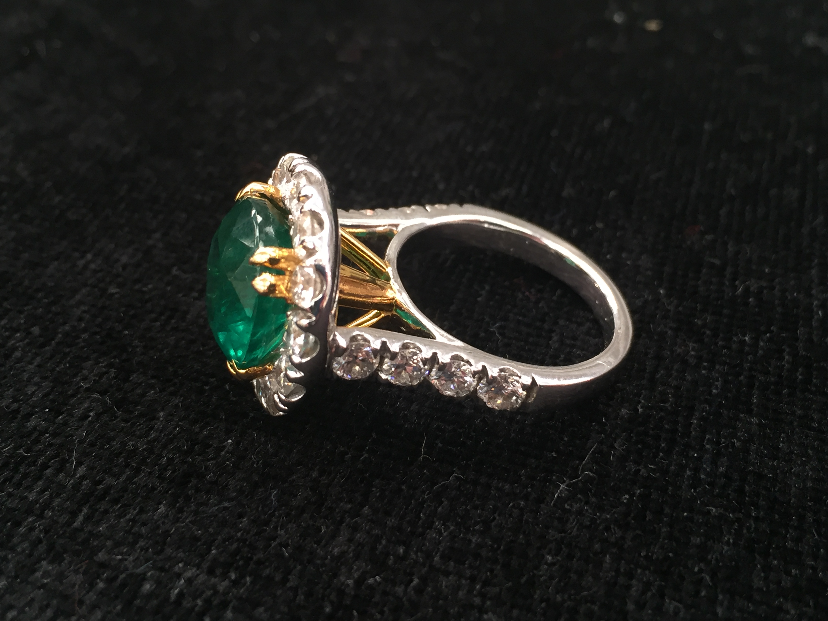 An 18ct large 6ct Zambian emerald ring with diamond set shoulders - Image 3 of 5