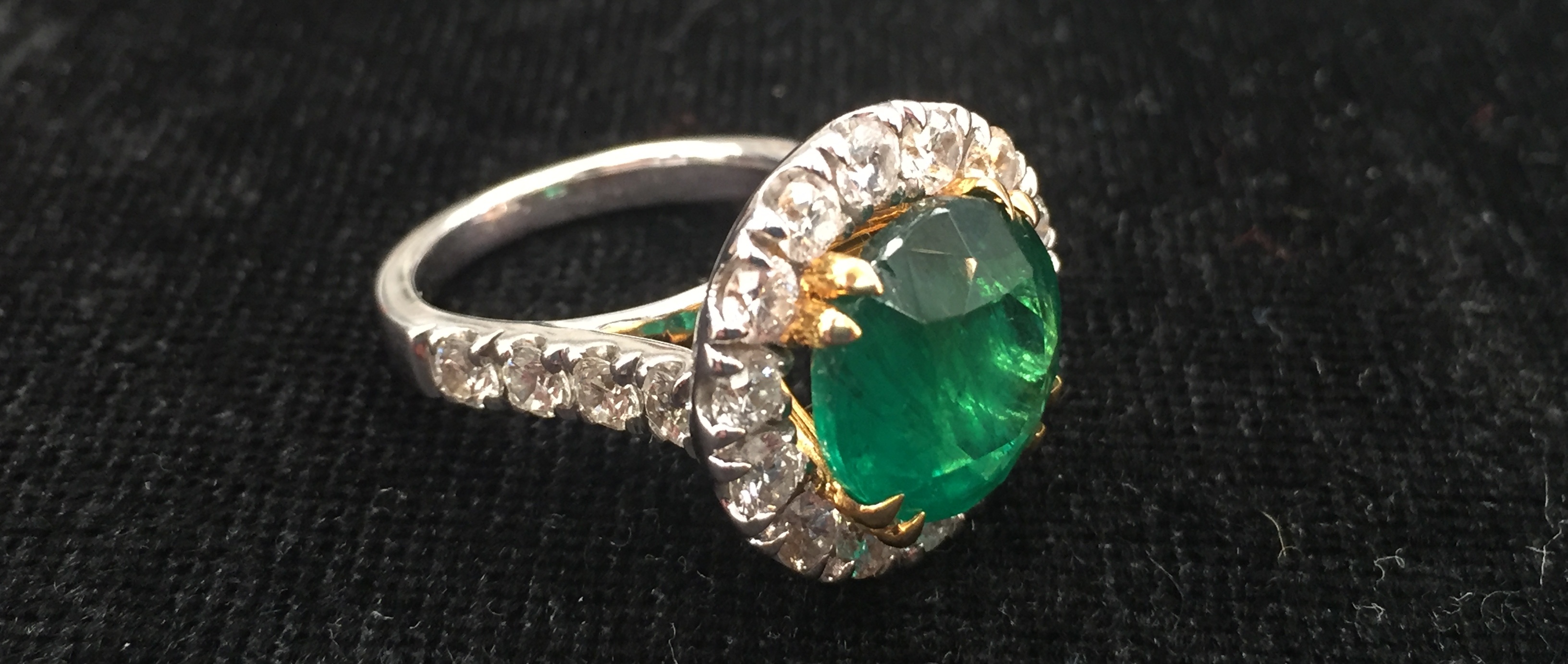 An 18ct large 6ct Zambian emerald ring with diamond set shoulders - Image 5 of 5