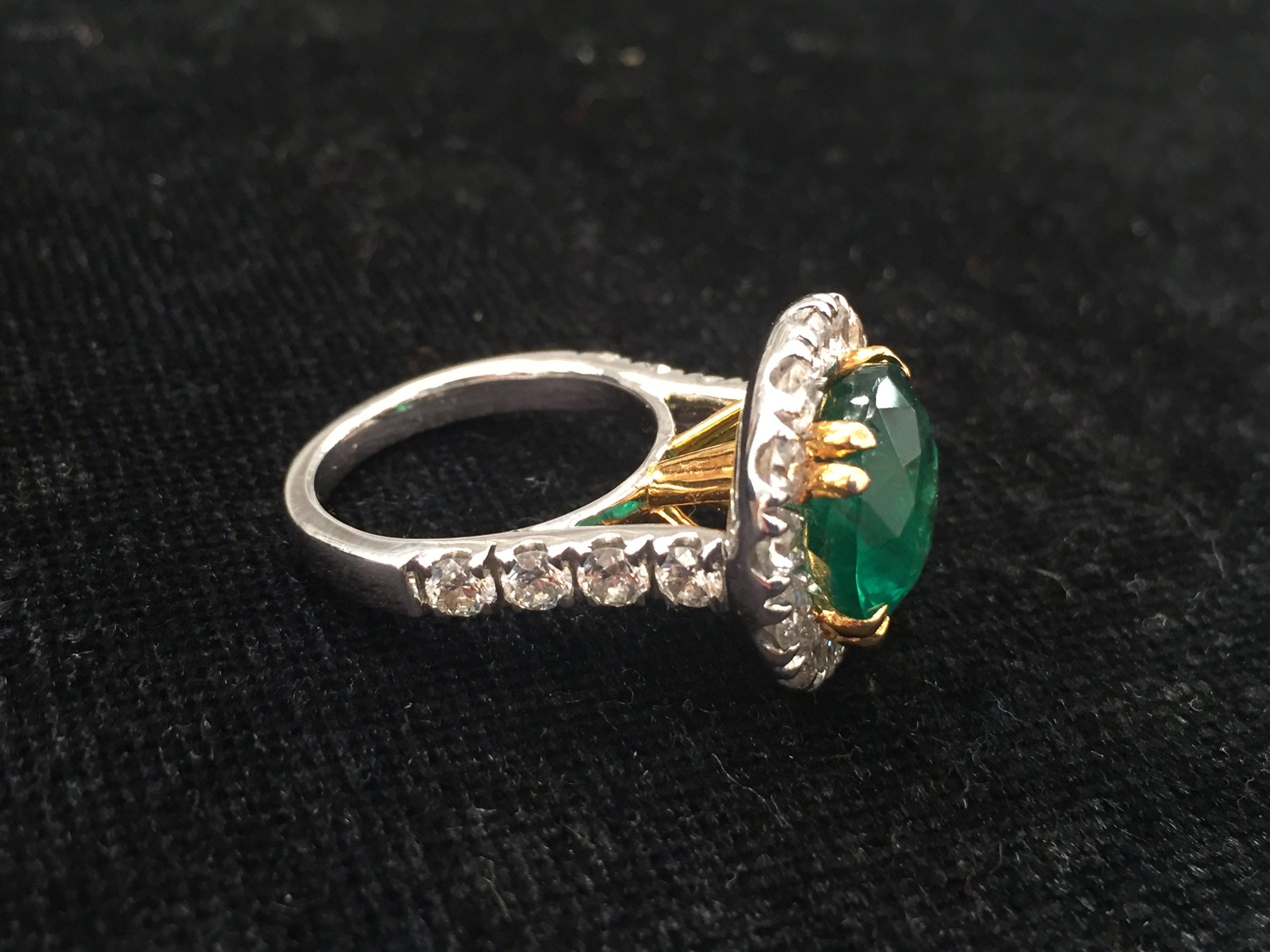 An 18ct large 6ct Zambian emerald ring with diamond set shoulders - Image 2 of 5