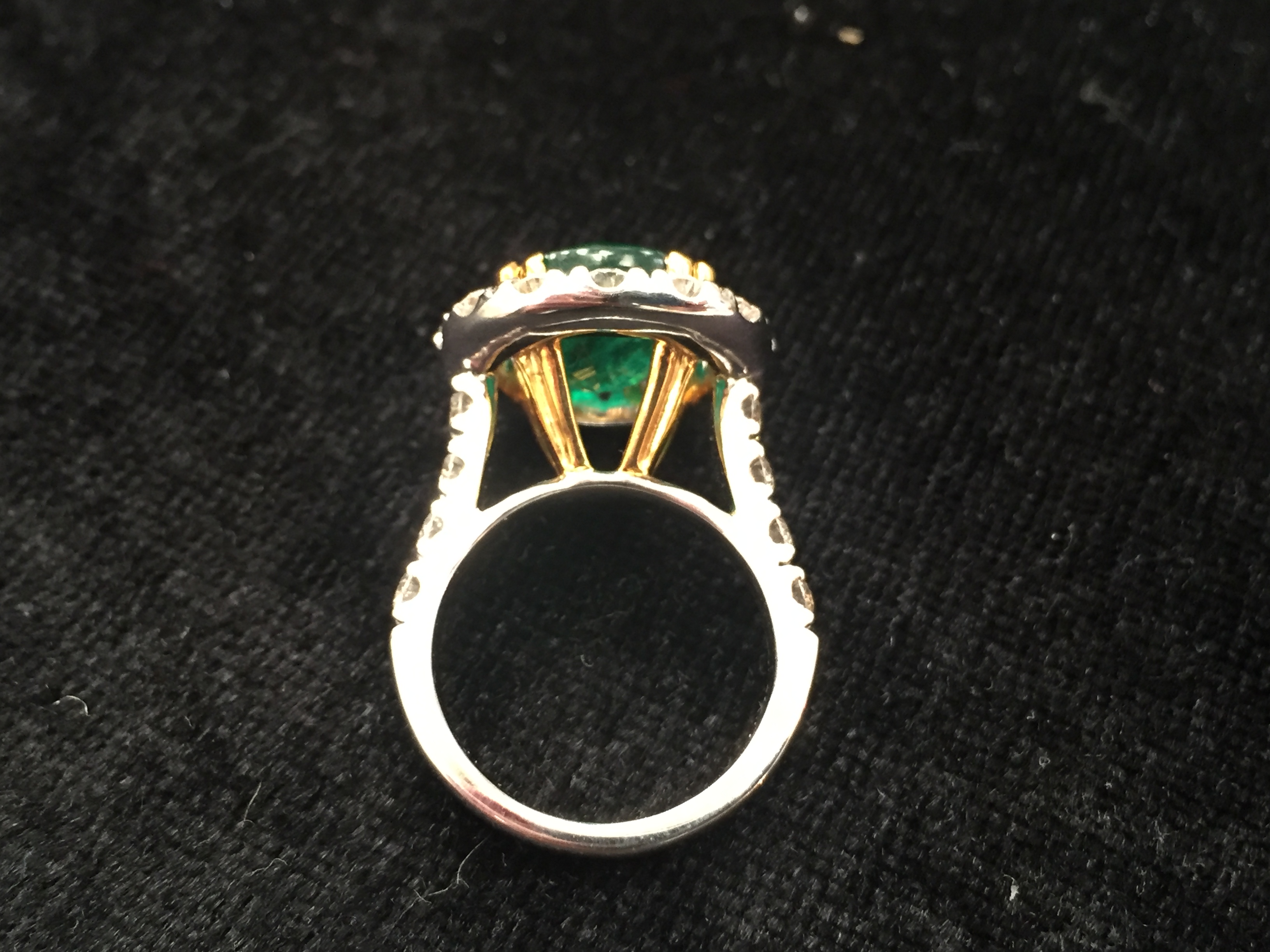 An 18ct large 6ct Zambian emerald ring with diamond set shoulders - Image 4 of 5