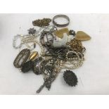 A quantity of vintage 19th/20th century jewellery to inc brooches,