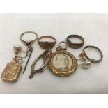 A quantity of gold rings, lockets,