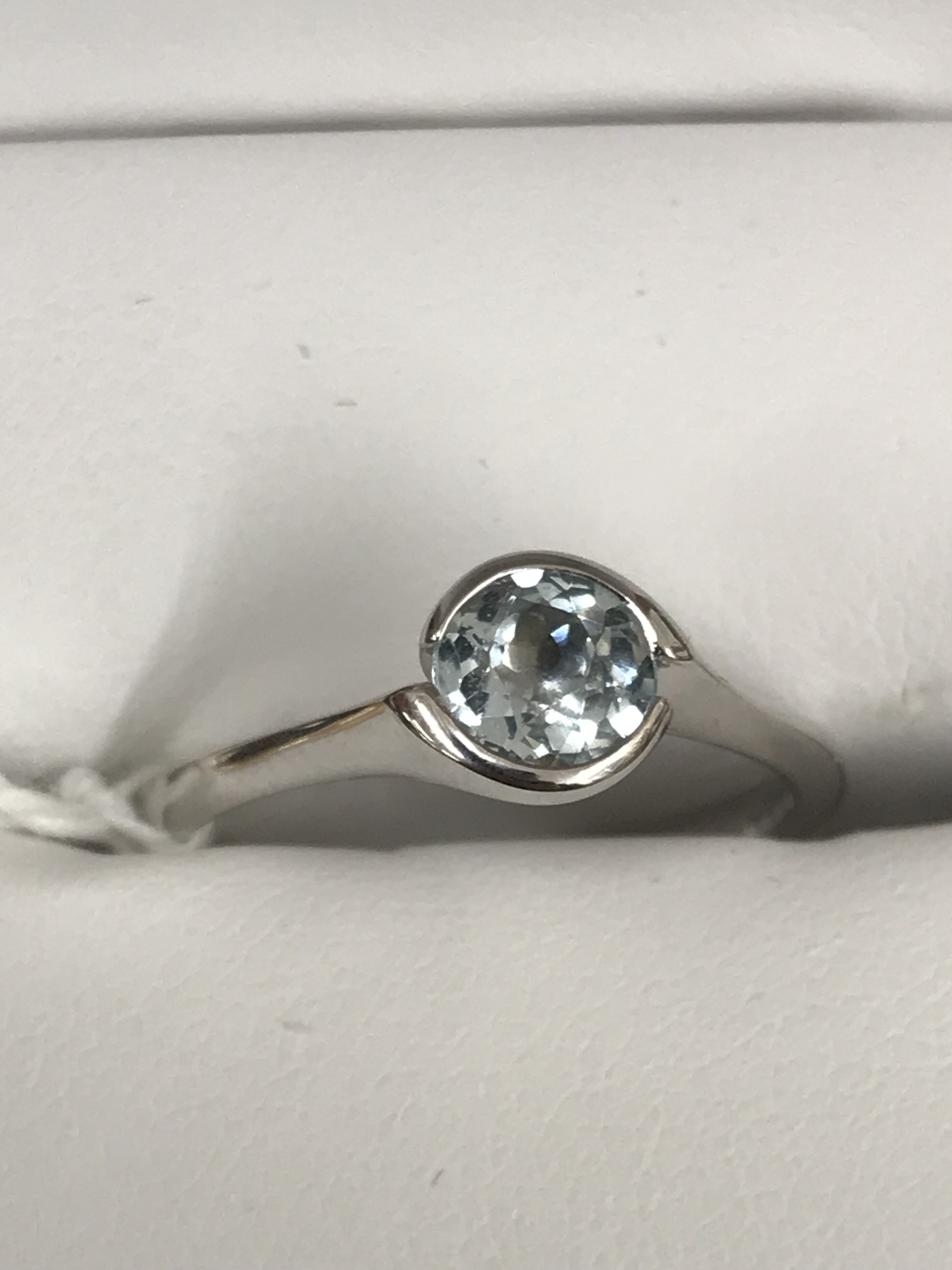 An 18ct acquamarine ring