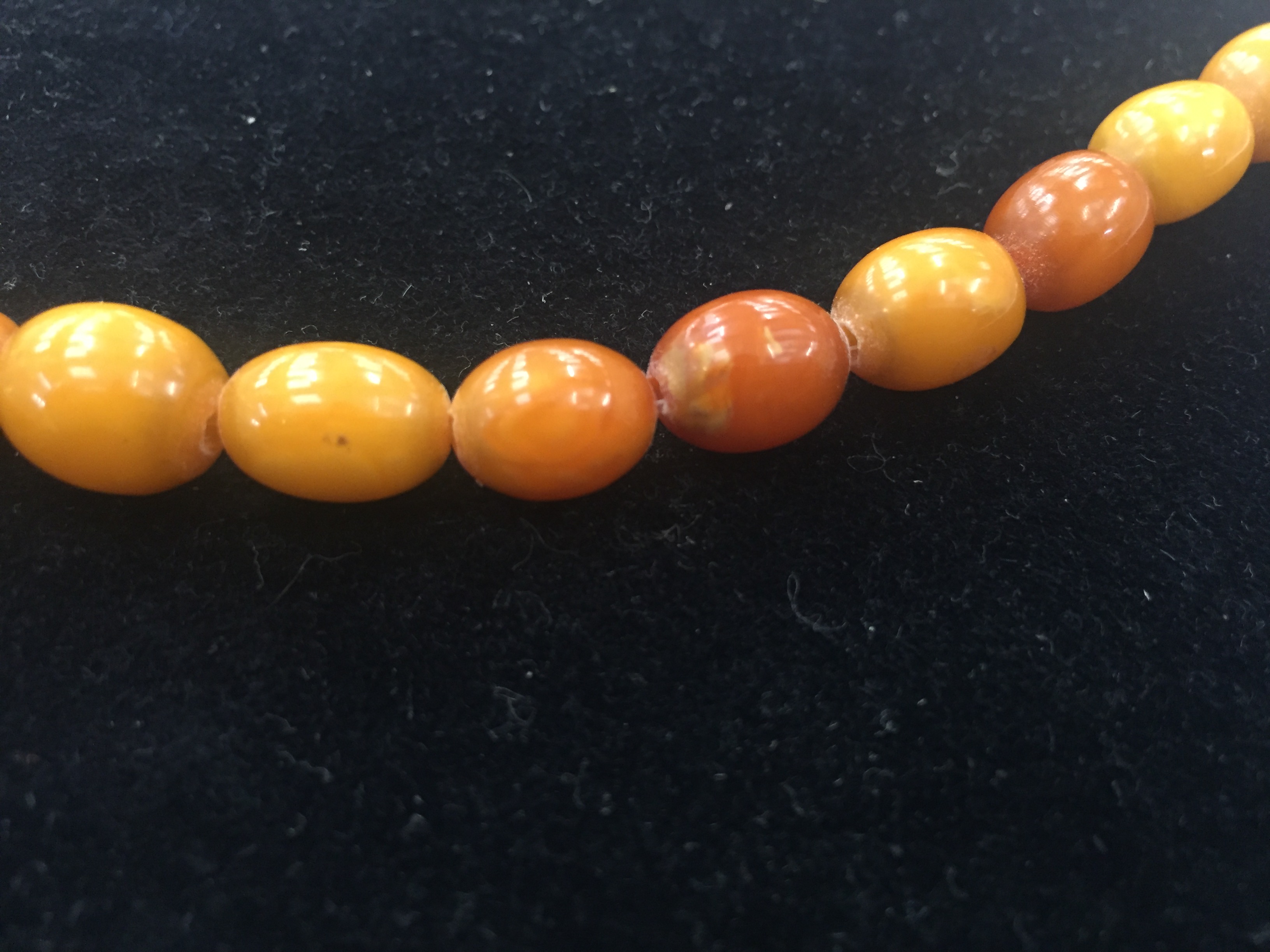 A barrel bead butterscotch amber necklace - Image 7 of 7