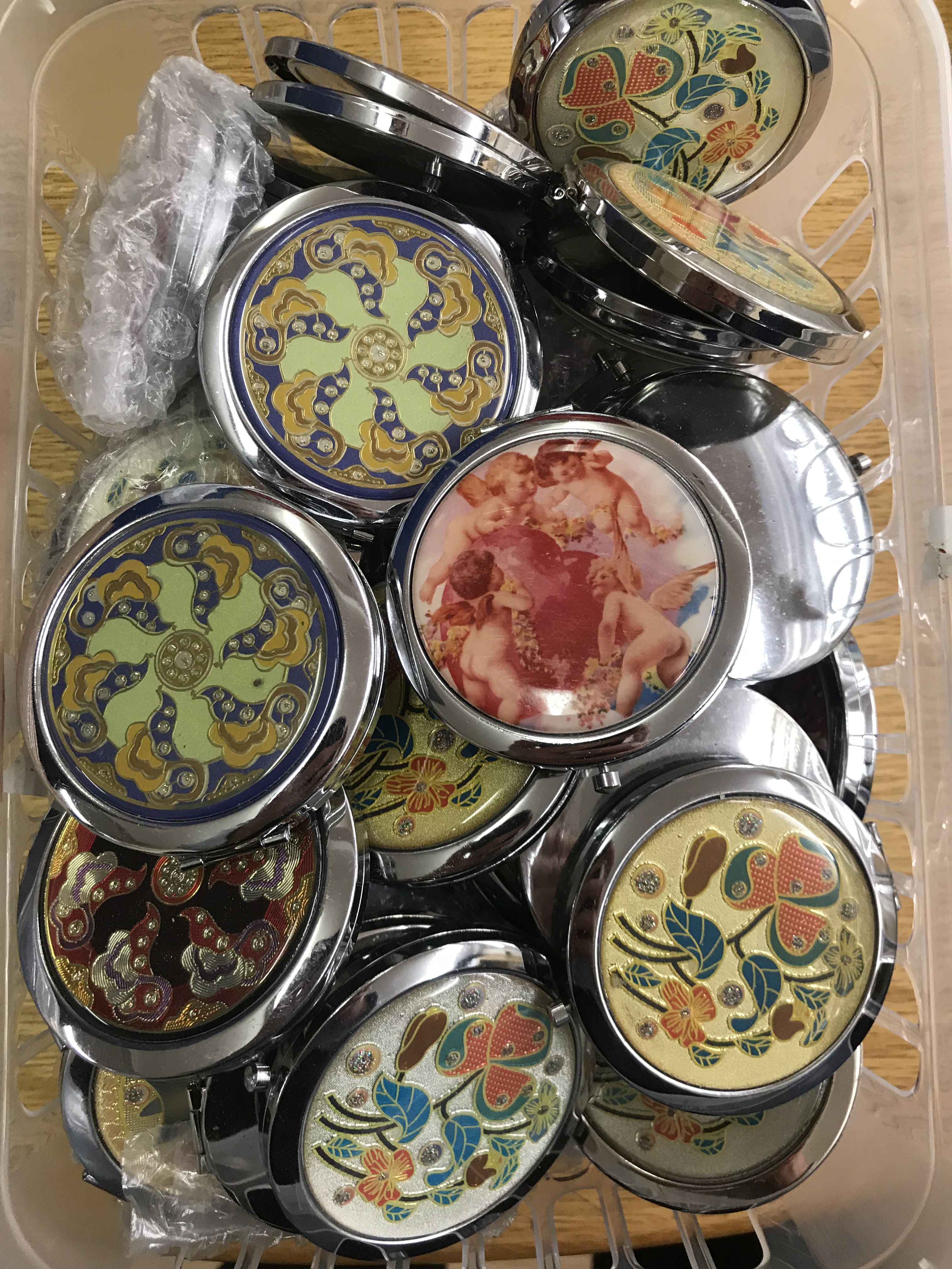 A quantity of assorted mirror compacts