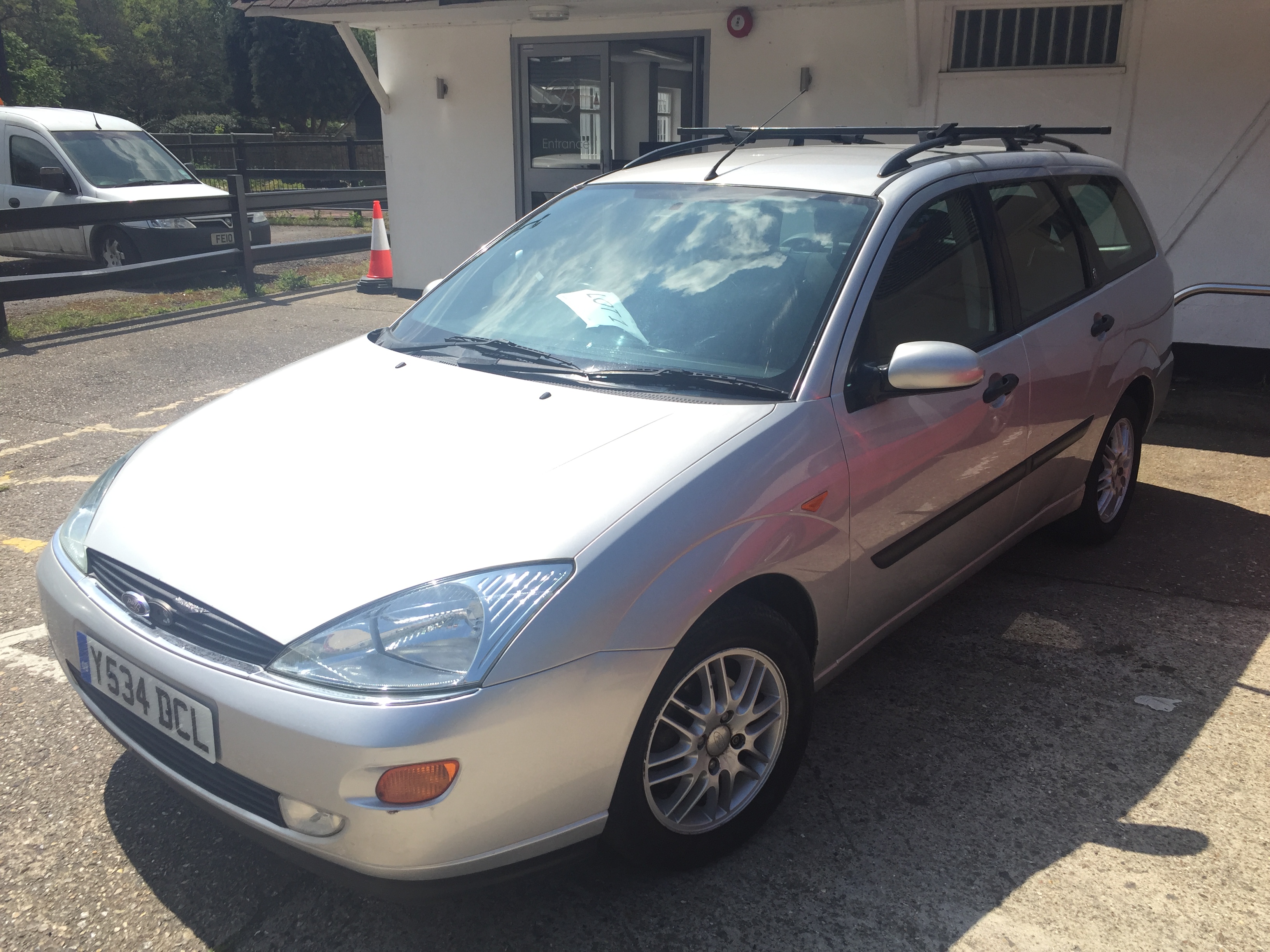 A Ford Focus Ghia estate car 1596cc: Registration Y534 DCL first registered 27/3/2001: MOT ran out - Image 3 of 4