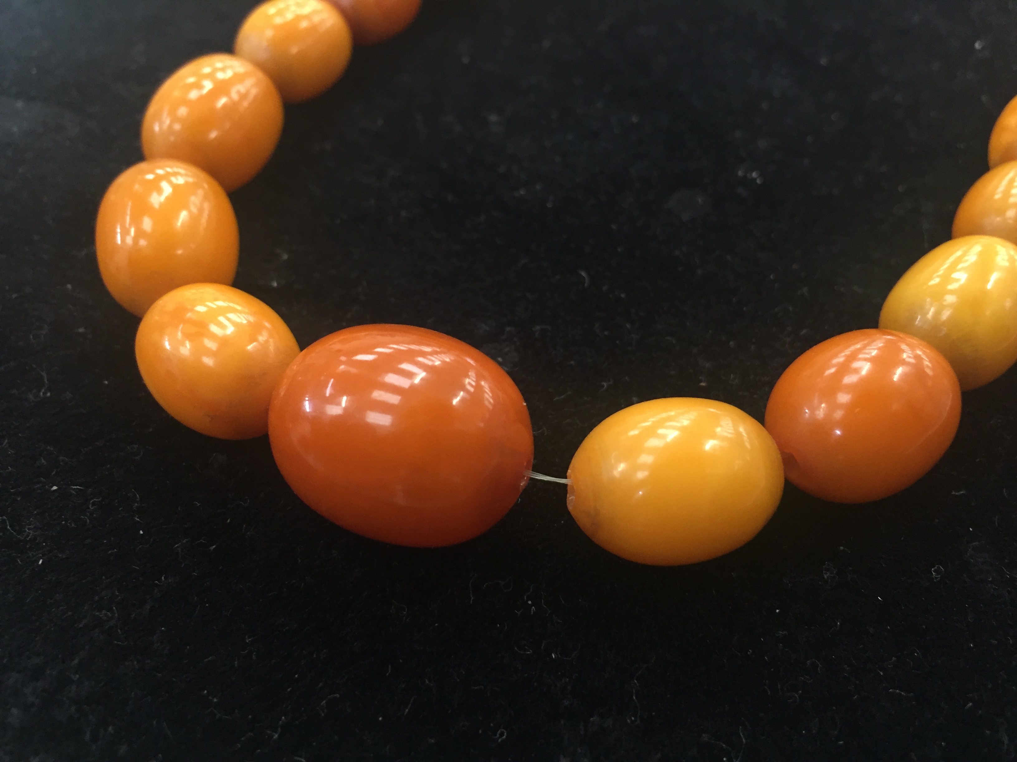 A barrel bead butterscotch amber necklace - Image 3 of 7