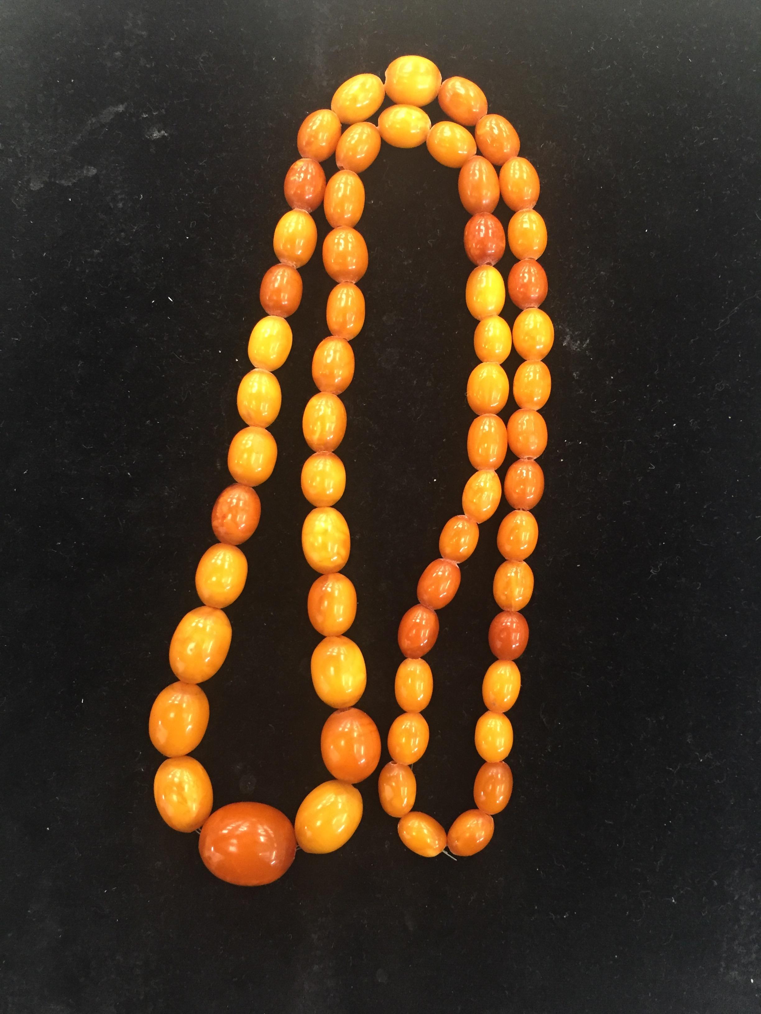 A barrel bead butterscotch amber necklace - Image 5 of 7