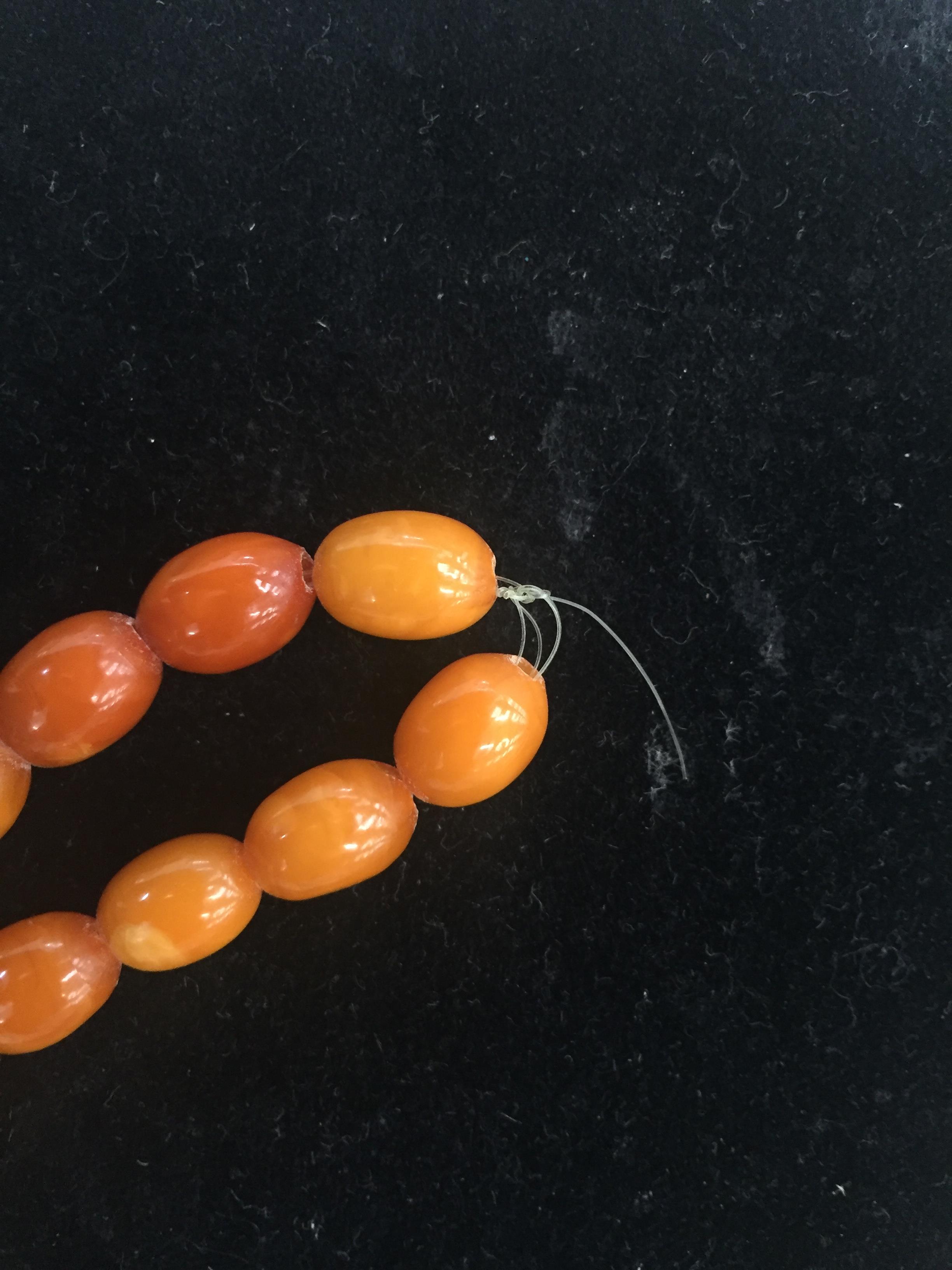 A barrel bead butterscotch amber necklace - Image 6 of 7