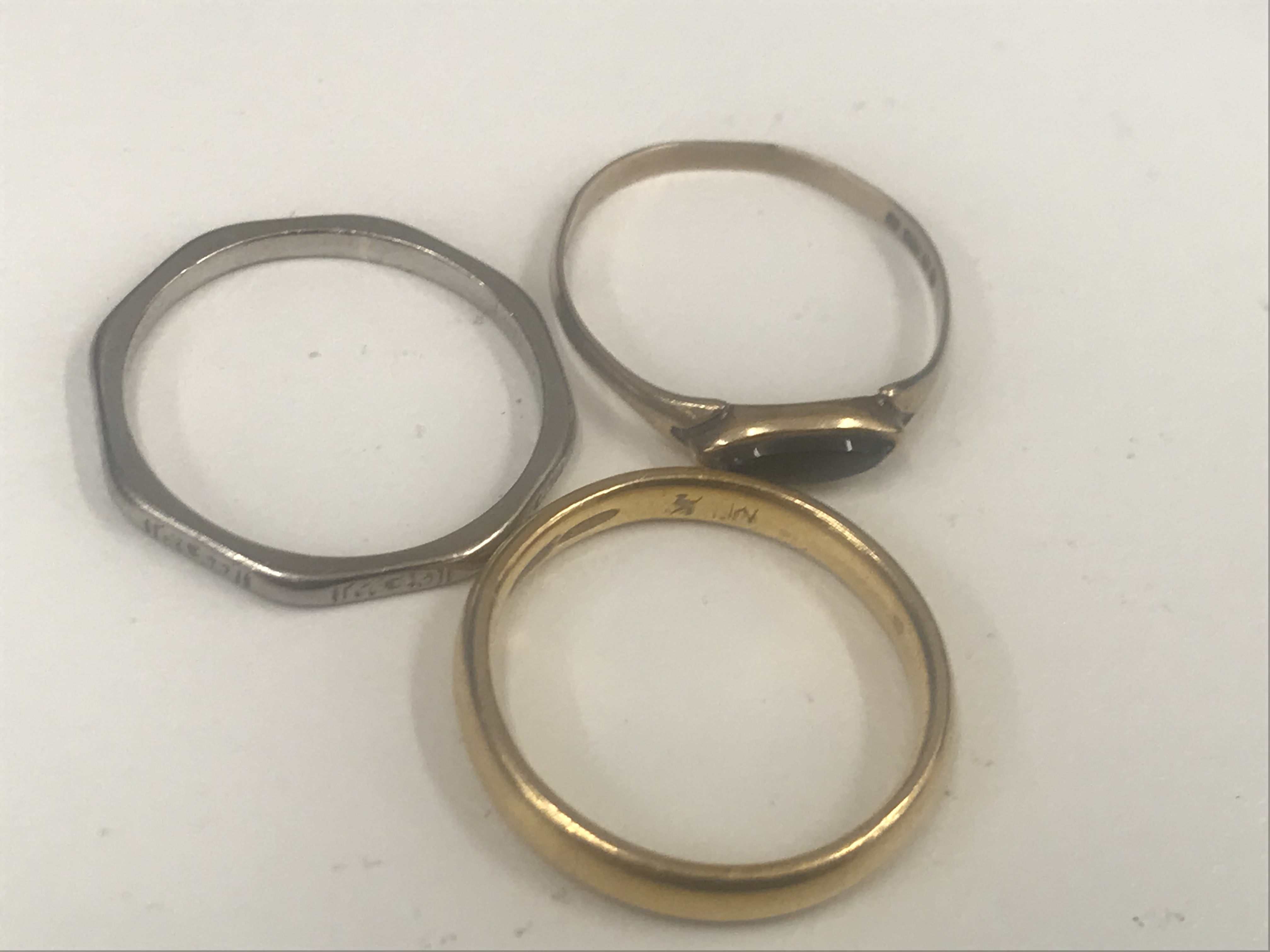 A quanity of platinum and gold rings