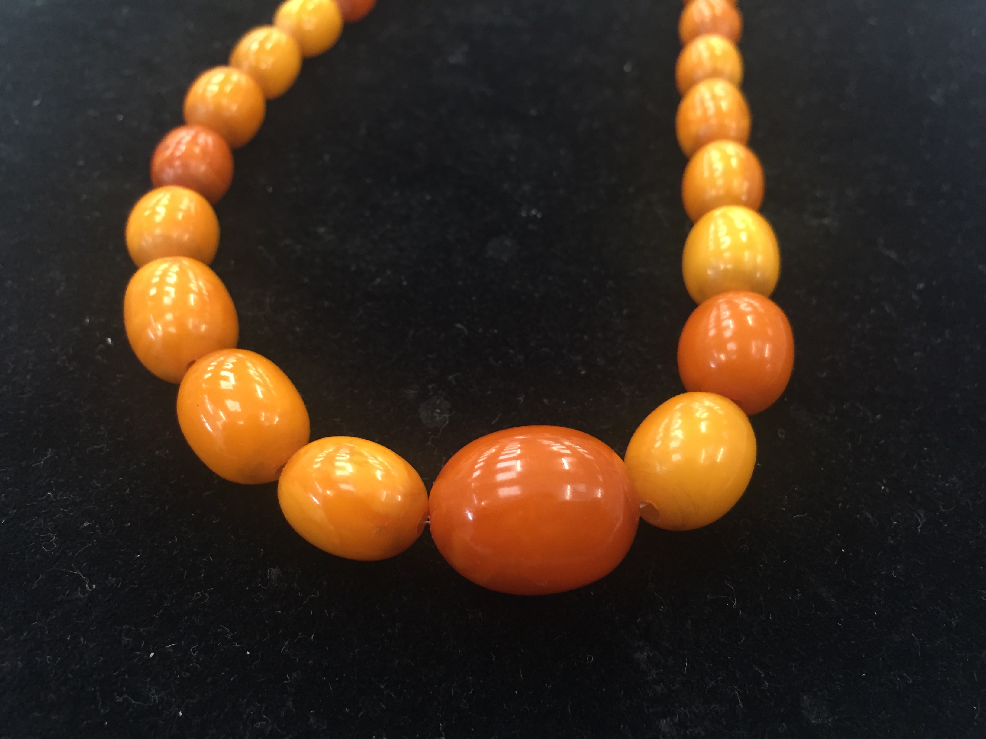 A barrel bead butterscotch amber necklace - Image 2 of 7