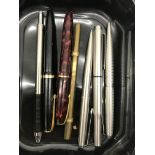 A quantity of pens and fountain pens to inc Conway Stewart 15 and 85L and Parker pens