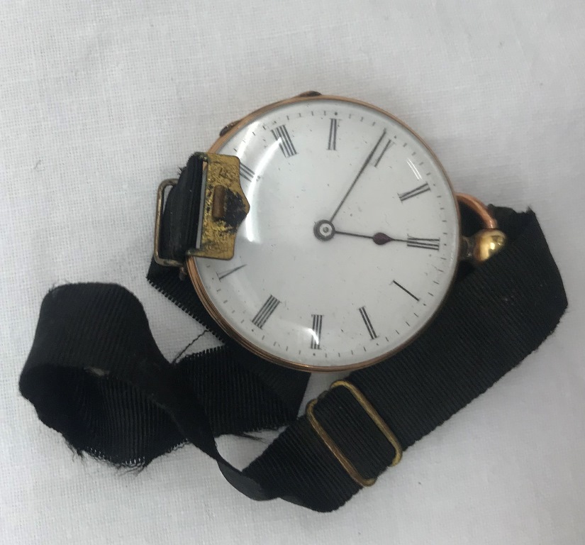 A ladies 14ct gold stopwatch