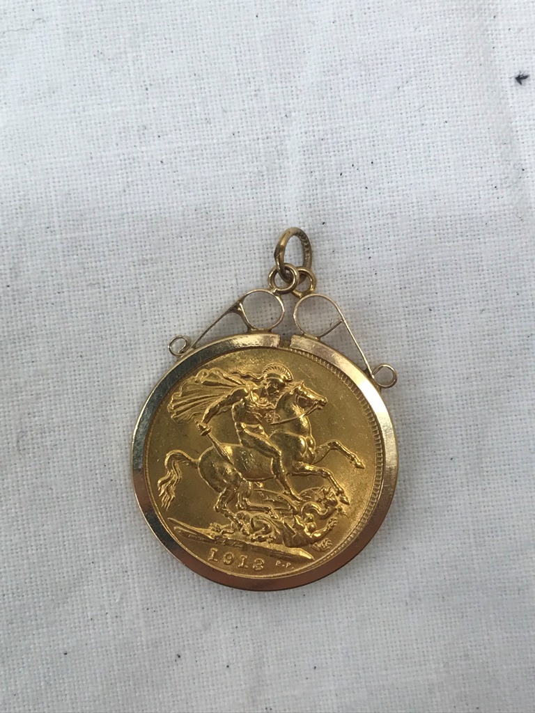 A 1913 sovereign in pendant