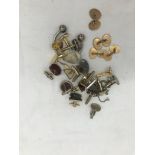 A quantity of gentlemens' cufflinks to inc gold examples