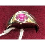 A gentleman's 10k gold red star sapphire set ring