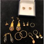 A quantity of gold earrings