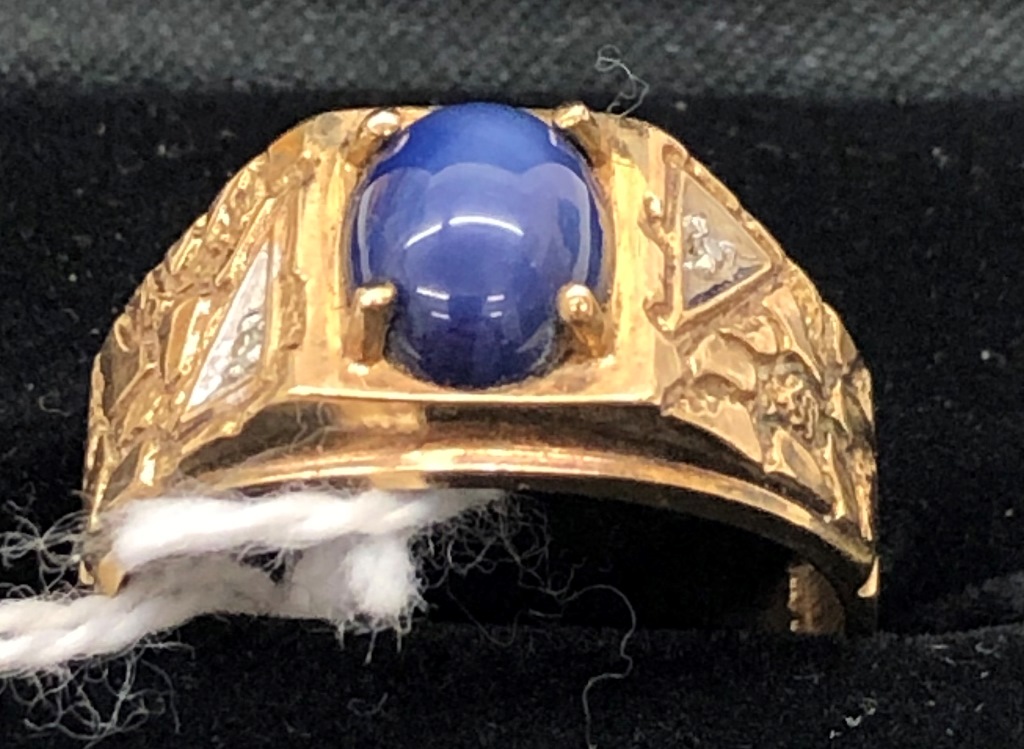 A gentleman's 10k gold blue star sapphire set ring