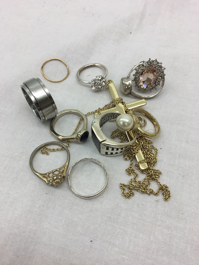 A quantity of dress jewellery