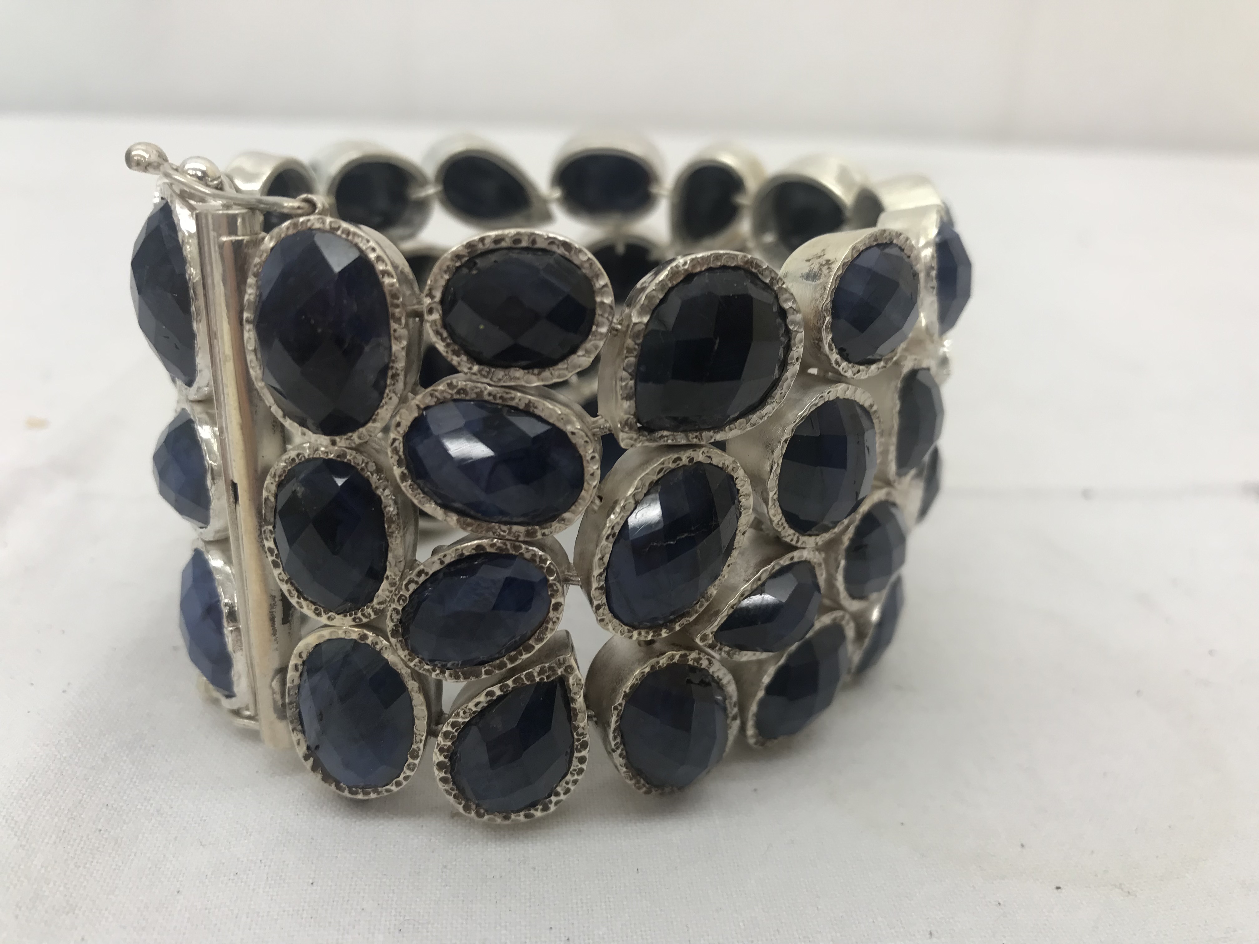 A Silver Sapphire Set Bracelet: Comprising 53 pear-shape and oval cut sapphires with harlequin - Bild 2 aus 2