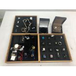 Trays of silver jewellery to inc rings, bangles, chains,