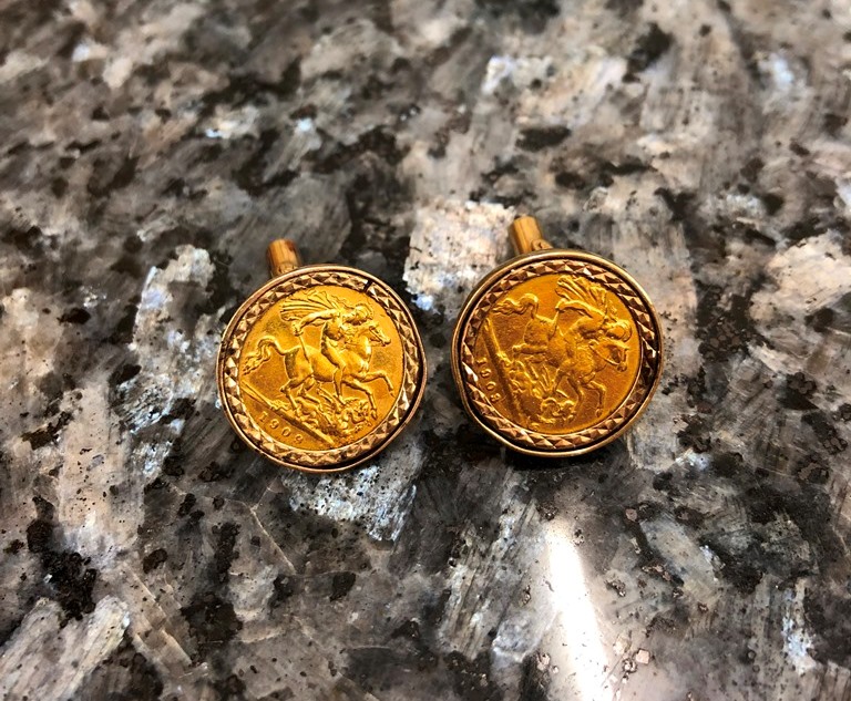 A pair of sovereign cufflinks (1903 and 1909) in a 9ct mount