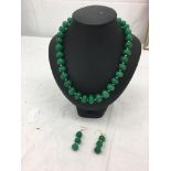 An emerald necklace and earrings