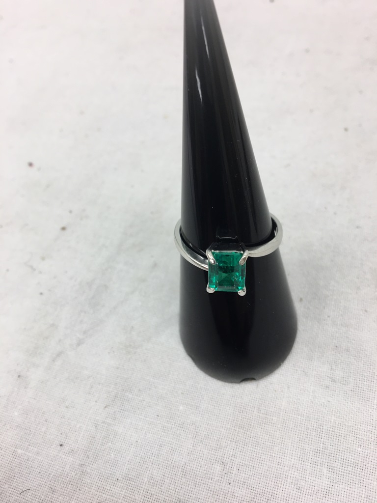 An 18ct gold Columbian emerald ring: 1.