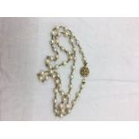 A gold clasped pearl necklace