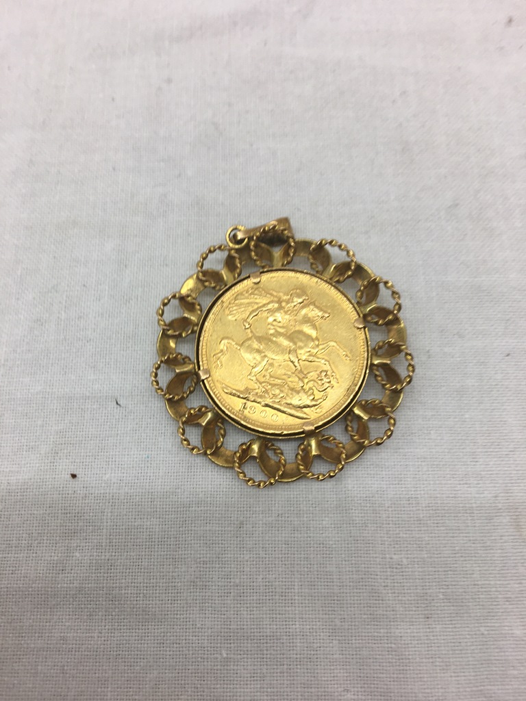 A 1900 gold sovereign in a 9ct gold mount