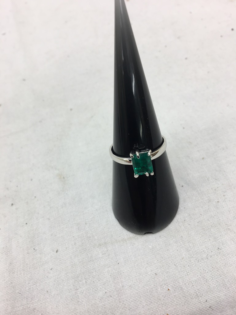 An 18ct gold Colubian emerald ring: 0.