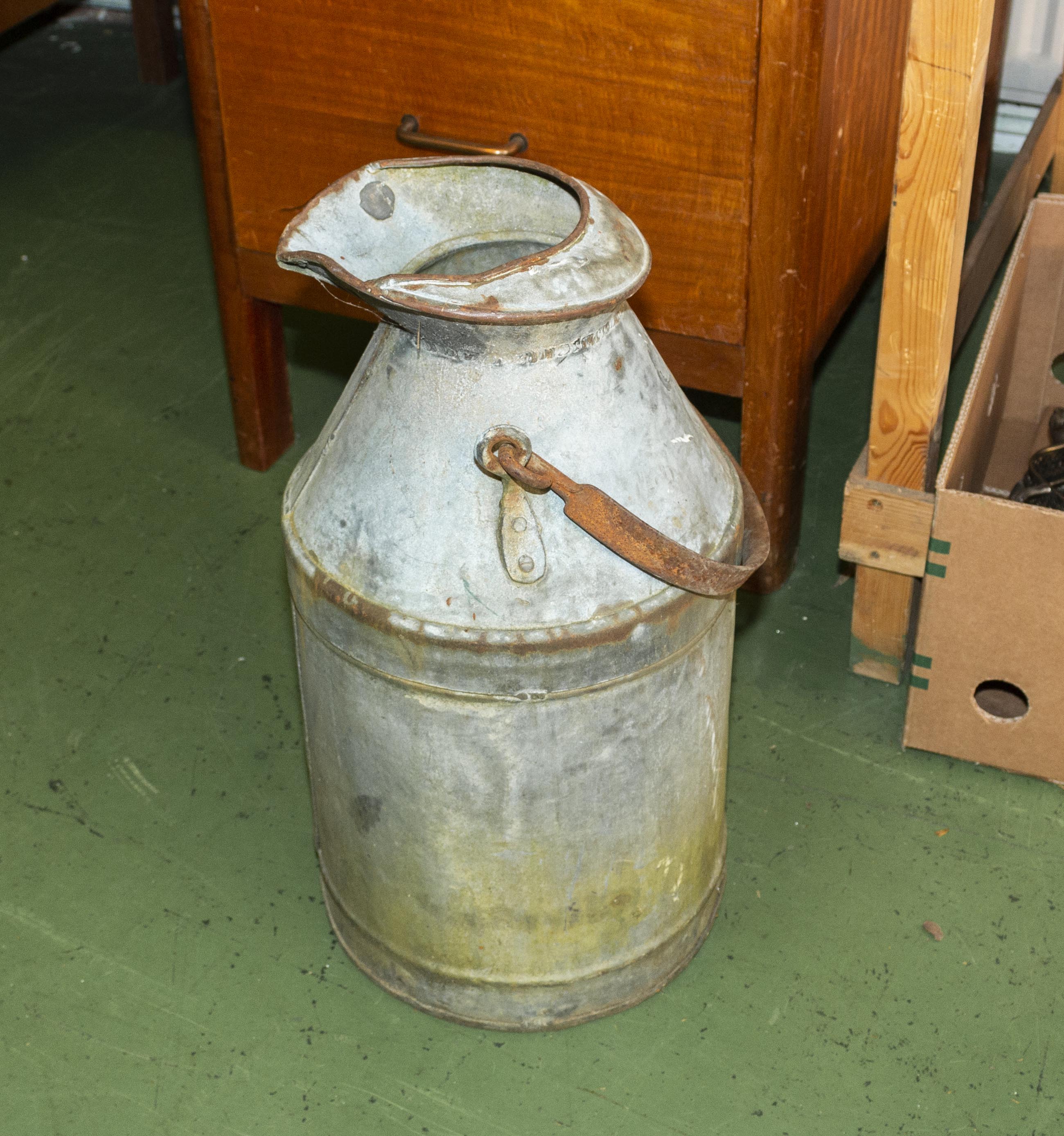 A milk/water churn