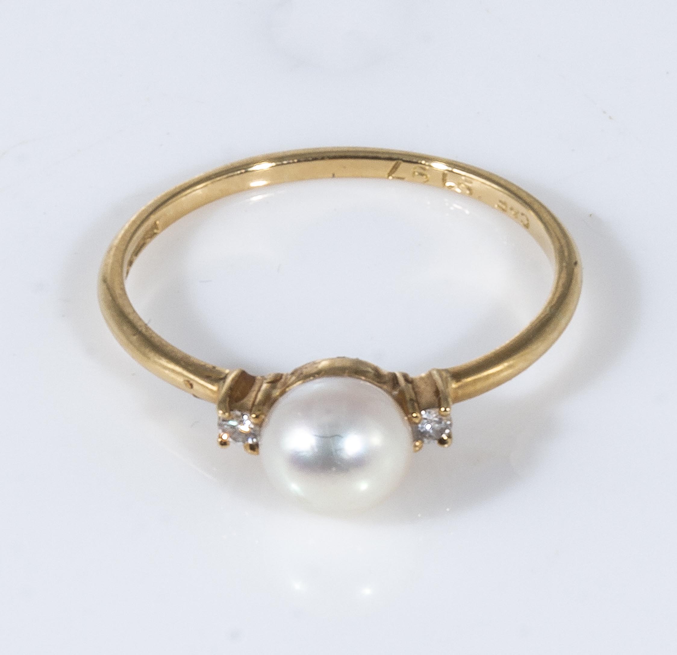 An 18ct gold ring set with a pearl and diamonds, size O