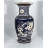 A large Chinese vase decorated with dragons53cm