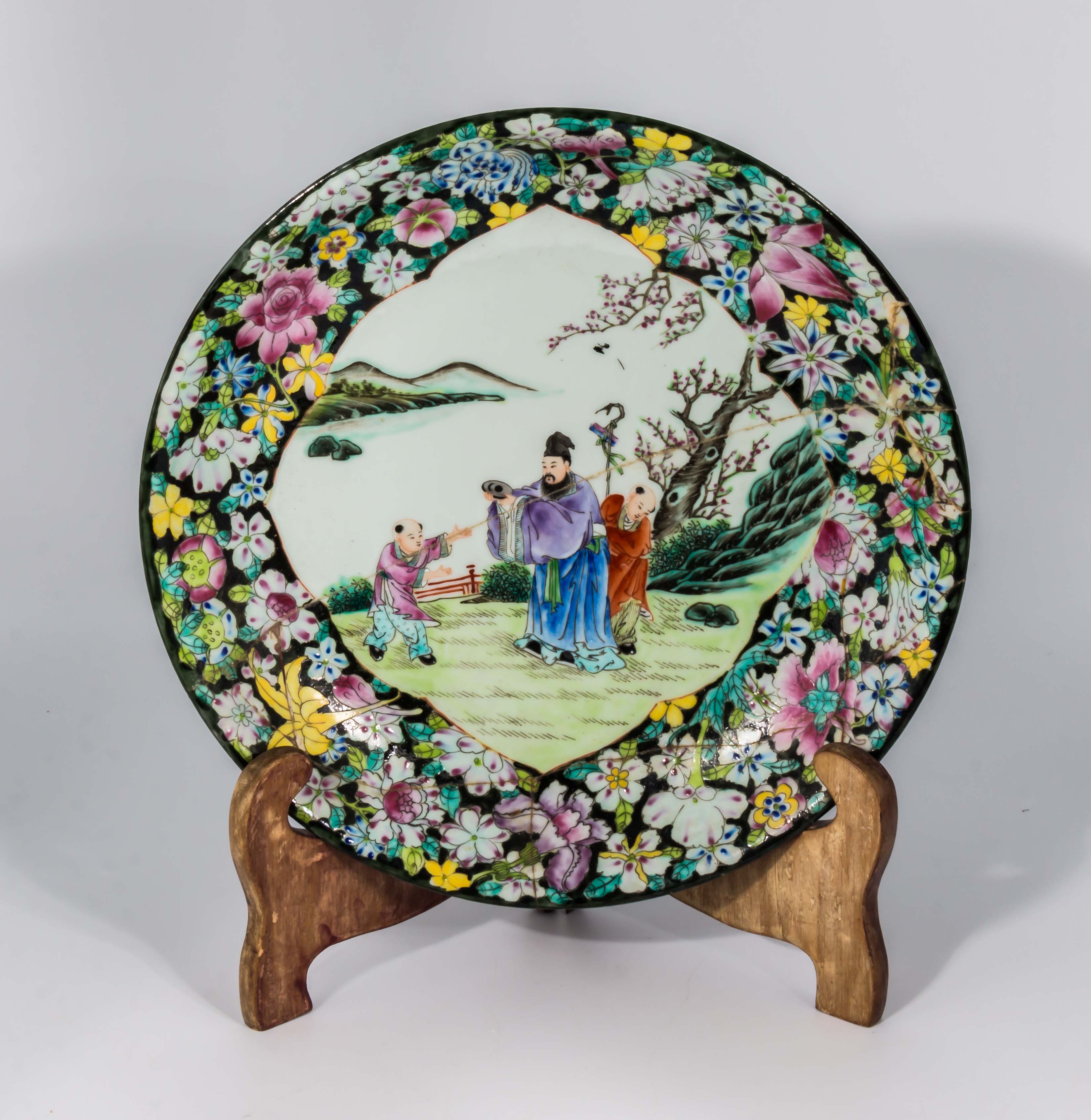 A Chinese plate with floral design A/F