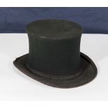 A collapsible top hat