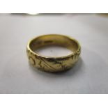 An 18ct gold wedding band with engraved decoration, weight 5.4g