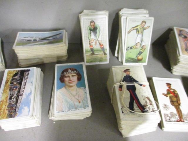 A large collection of loose cigarette cards to include Kings & Queens of England, 1930s film - Image 4 of 4