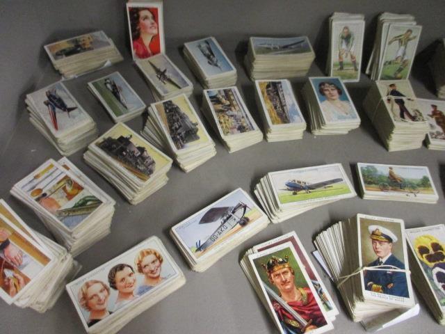 A large collection of loose cigarette cards to include Kings & Queens of England, 1930s film - Image 2 of 4