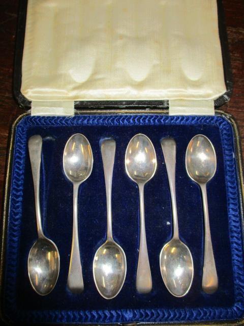 A cased set of six Edwardian silver teaspoons, Cooper Brothers 1919