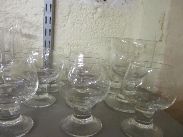 A collection of retro Dartington crystal drinking vessels, A/F and Babycham glasses - Image 5 of 6