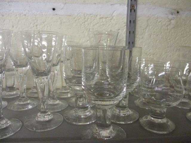 A collection of retro Dartington crystal drinking vessels, A/F and Babycham glasses - Image 4 of 6