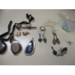 A quantity of miscellaneous costume jewellery to include a Victorian mourning locket and late 20th