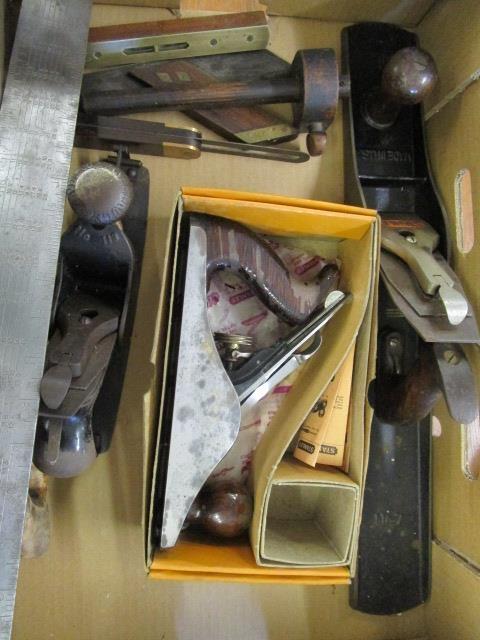 A group of woodworking tools to include three Stanley planes, a metal square and other items - Image 5 of 6