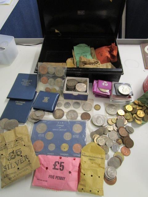 Mixed British and foreign coins to include various Crowns including 1890, 1892, 1935 (x2) and