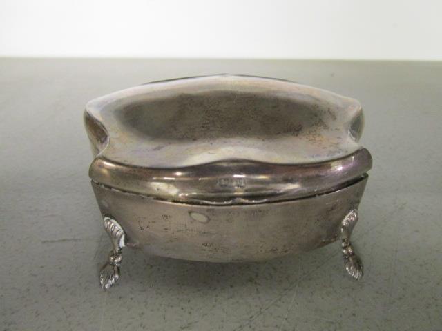 An Edwardian silver jewellery box with Art Nouveau decoration on four shell cast feet, Birmingham