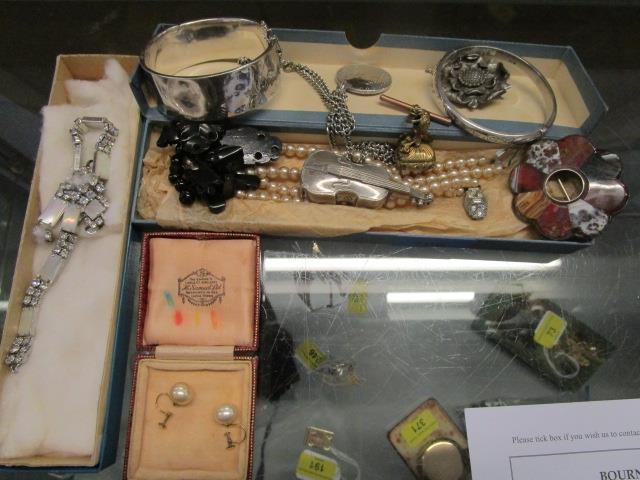 A mixed lot to include a vesta case in the form of a violin, a Scottish hardstone brooch, 9ct gold