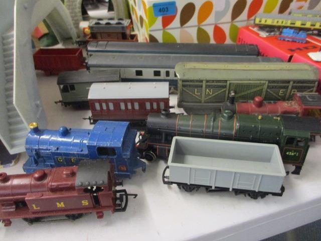 A quantity of 0 gauge and N gauge model railway accessories, engines and carriages - Image 2 of 2