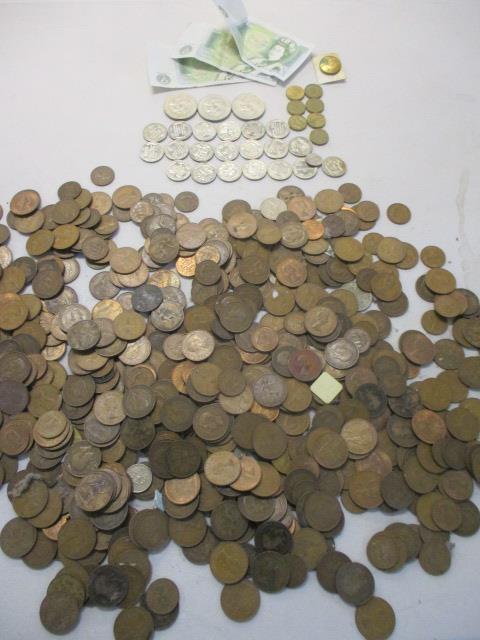 A large quantity of Georgian and Victorian pennies, three British £1 notes, three commemorative