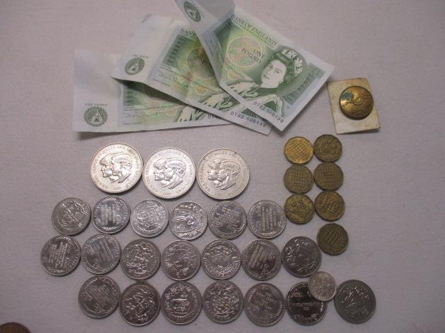 A large quantity of Georgian and Victorian pennies, three British £1 notes, three commemorative - Image 2 of 2